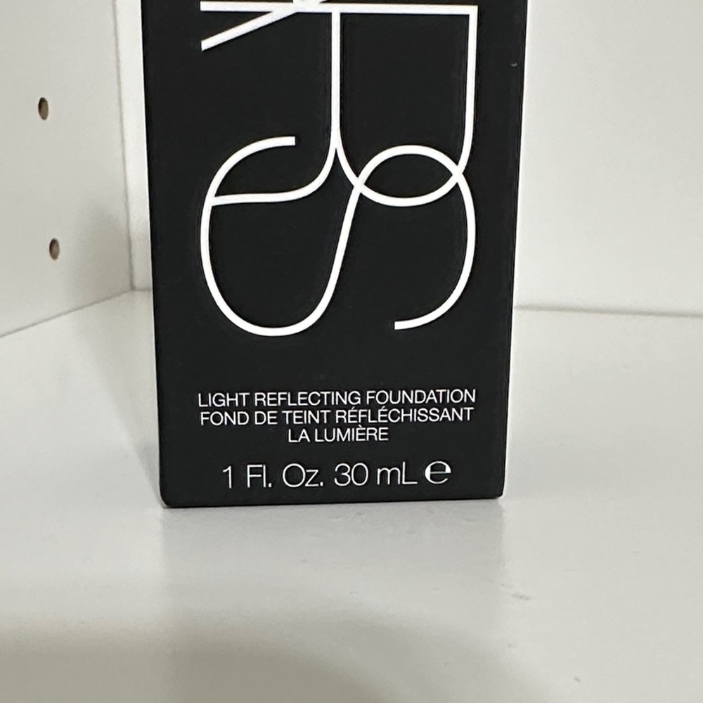 Light 2 Mont Blanc—NARS Light Reflecting Foundation - Picture 3 of 15